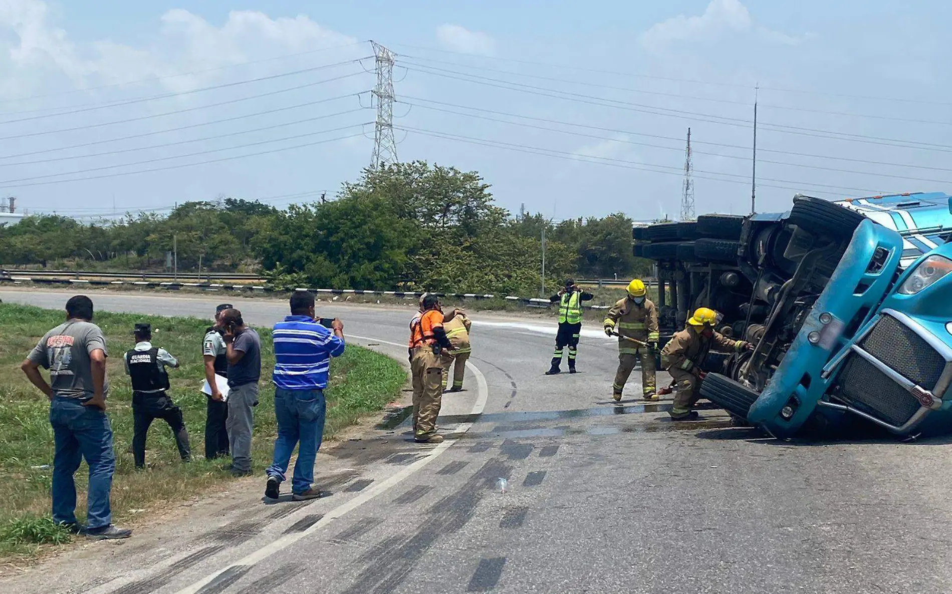 Volcadura de tráiler en bulevar de Los Ríos dentro de API Altamira | Protección Civil Altamira 